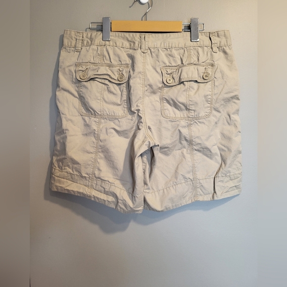 Calvin Klein Women Shorts , Size 12 ( 34) - Picture 2 of 3